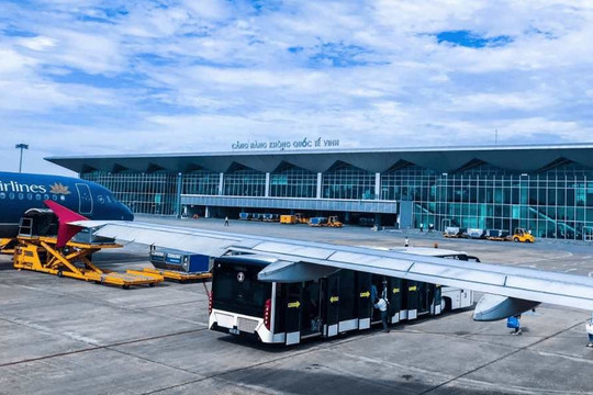 Huy động hàng trăm công nhân, máy móc làm việc 'ba ca bốn kíp' gấp rút nâng cấp sân bay quốc tế nghìn tỷ trong 6 tháng cuối năm