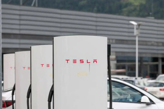 Elon Musk sa lầy chính trị, Tesla khủng hoảng chưa từng có: Doanh số lao dốc 13%, tương lai robotaxi mịt mù
