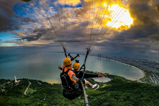 Du khách tử vong khi bay dù lượn trên bán đảo Sơn Trà