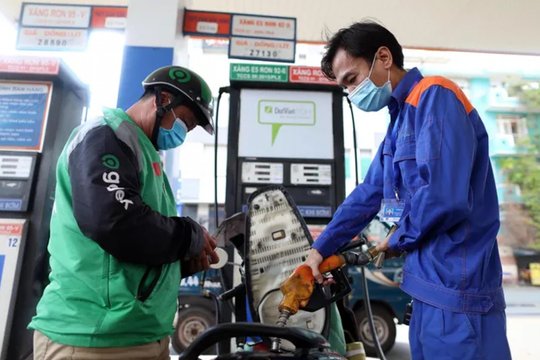 Điều gì khiến giá xăng dầu trong nước đồng loạt tăng trở lại?