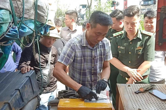 Tịch thu 235kg bạc tinh khiết giấu trong xe đầu kéo để tuồn lậu qua biên giới: 1 người Trung Quốc bị bắt, triệu tập 5 người Việt liên quan