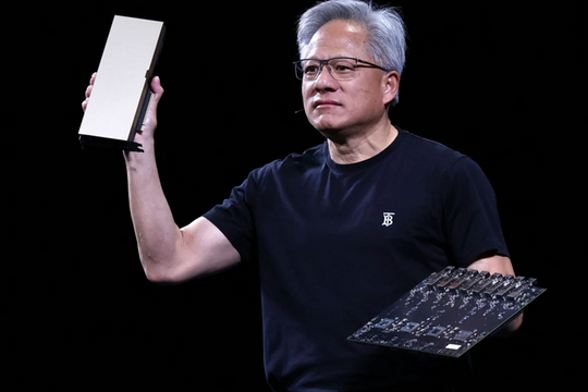 'Trùm AI' bán hơn 36 triệu USD cổ phiếu, tài sản vươn ngang huyền thoại Warren Buffett