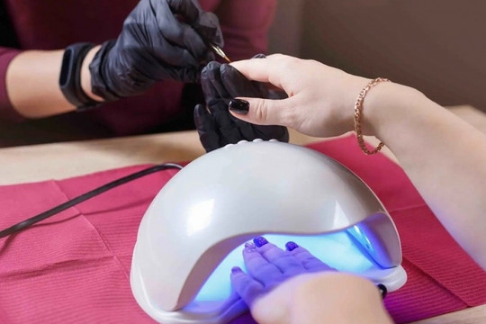 Cảnh báo khách hàng của dịch vụ làm móng: Chỉ 4 phút hơ đèn UV có thể khiến bạn hối hận cả đời
