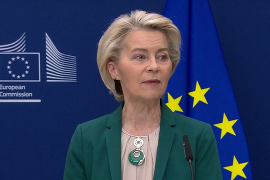 EU hoãn áp biện pháp trả đũa thuế 30% của ông Trump