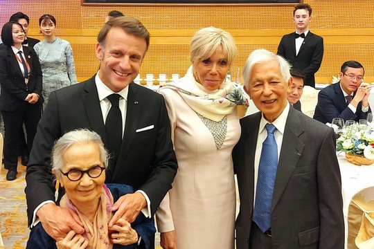 Hai vợ chồng giáo sư Việt Nam vừa được Tổng thống Emmanuel Macron thăng cấp huân chương cao quý bậc nhất nước Pháp
