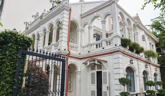 Ngôi nhà cổ hơn 100 tuổi từng là vựa mắm cho toàn vùng, nay lọt thỏm giữa cao ốc triệu đô của bến Vân Đồn