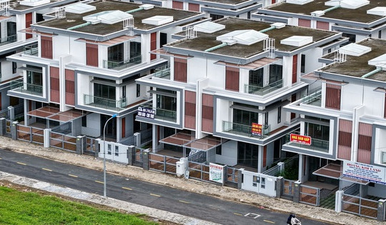 Khu đô thị rộng lớn ở cửa ngõ TP. HCM la liệt biệt thự bỏ hoang: Giá đất tăng đều bất chấp cảnh tiêu điều, ảm đạm