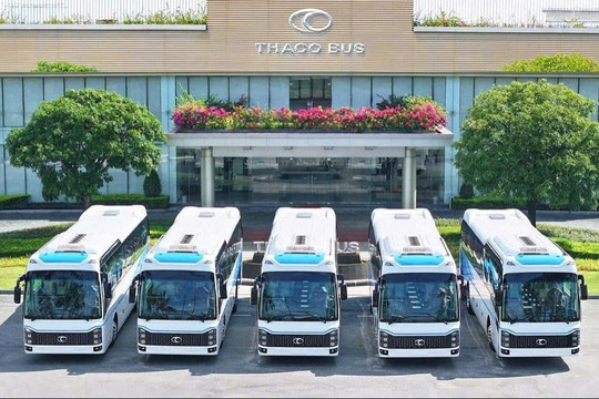 THACO Bus bàn giao 1.200 xe chỉ trong 6 tháng, tăng tốc xuất khẩu ra thị trường quốc tế