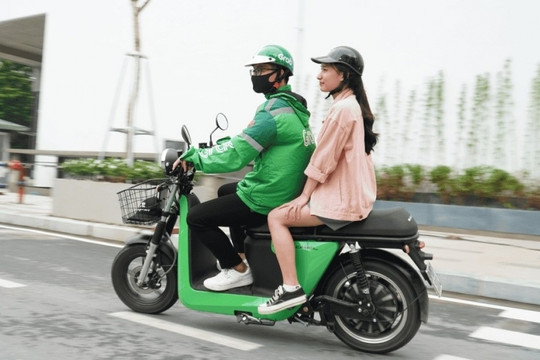 Xe máy điện Việt là 'con cưng' của giới shipper: Chạy 150km mỗi lần sạc, đổi pin chỉ 2 phút