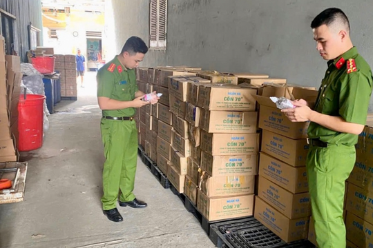 Khám xét, tịch thu gần 16.000 chai cồn giả trong đường dây do nguyên Phó Chủ tịch UBND thị trấn trực tiếp điều hành