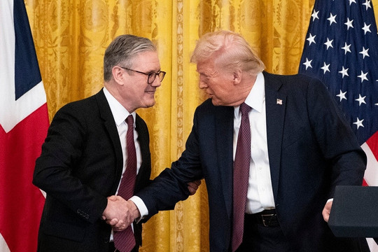 Ông Trump nói Anh sẽ chiến đấu vì Mỹ, hoài nghi EU và NATO