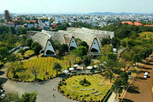 Hơn 100 thanh niên kiều bào từ 31 quốc gia hội ngộ tại Bảo tàng Thế giới Cà phê của ông Đặng Lê Nguyên Vũ