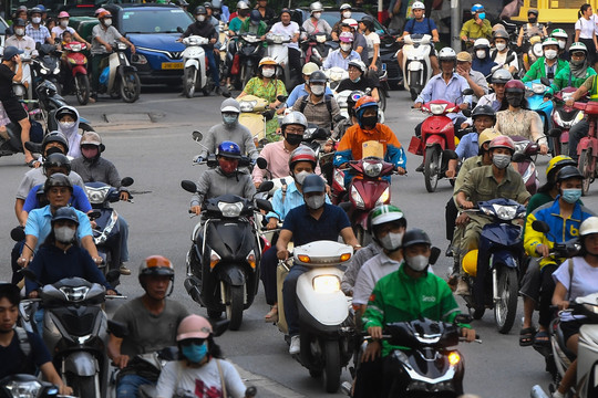 Ô tô, xe máy xăng chiếm lĩnh không gian phố xá trong Vành đai 1 Hà Nội