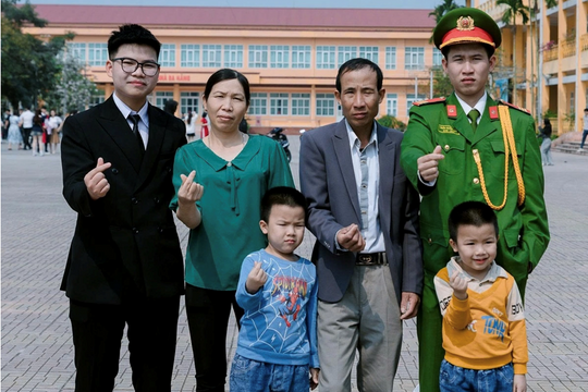 Thủ khoa toàn quốc đạt 39/40 điểm: Bố phụ hồ, mẹ không biết chữ, thần tượng tỷ phú Phạm Nhật Vượng