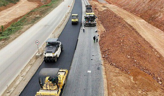 Cao tốc 2.100 tỷ dự kiến ‘về đích’ sau 1 tháng nữa: Người dân ngăn cản thi công