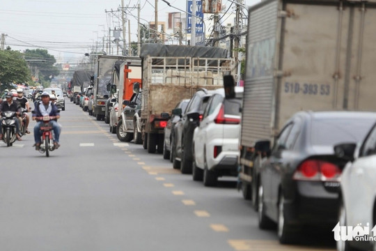 Hành vi lúc đường tắc nhiều tài xế muốn 'thoát' nhanh nhưng gây hiểm họa lớn, CSGT đưa ra khuyến cáo mới nhất