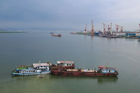 Cận cảnh tàu Vịnh Xanh 58 sau khi được trục vớt và kéo về bờ