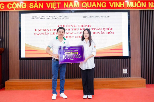 Danh tính Tiến sĩ, bác sĩ tặng món quà 110 triệu đồng cho thủ khoa khối A00 đạt điểm cao nhất Việt Nam