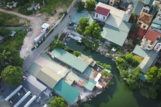 Cận cảnh hồ 25.000m2 ở Hà Nội bị lấn chiếm, xây dựng trái phép