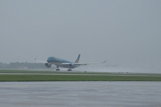 Huỷ 48 chuyến bay chỉ trong 2 ngày do bão số 3, Vietnam Airlines (HVN) liên tục phát cảnh báo khẩn