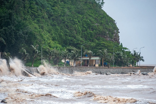 Bão số 3 Wipha đã vào ven bờ Hải Phòng - Ninh Bình, nhiều nơi mưa lớn