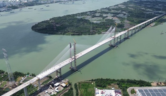 Chỉ 2 tháng nữa, cầu dây văng có tĩnh không cao nhất Việt Nam sẽ ‘cán đích’