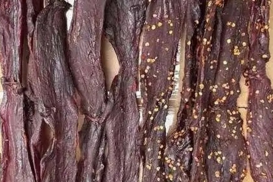 ‘Lật tẩy’ đường dây sản xuất thịt bò khô giả từ 1 cuộc gọi tố giác: Nguyên liệu rẻ bèo, thu tới 36 tỷ/tháng