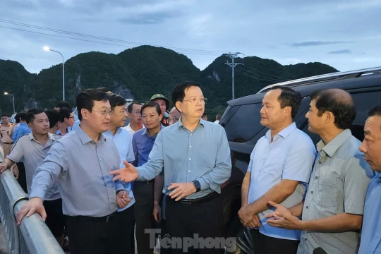 Phó Thủ tướng Chính phủ Mai Văn Chính: Nâng hạ tầng giao thông, xây khu dân cư tránh lũ