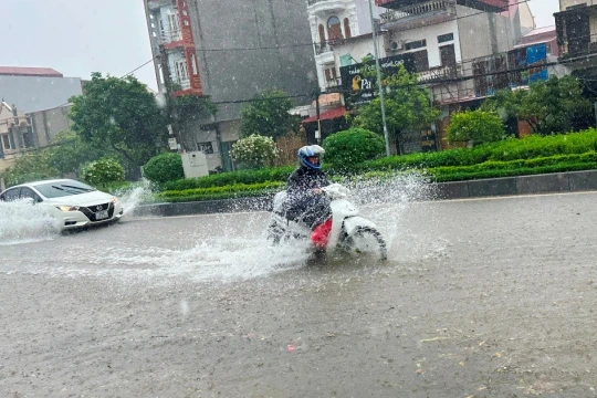 Mưa lớn tại Hưng Yên gây ngập nặng nhiều tuyến phố