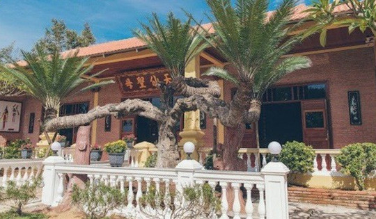 Biệt phủ báo hiếu mẹ của ‘đại gia kim cương’: Rộng đến 10.000m2, đẹp như phim cổ trang