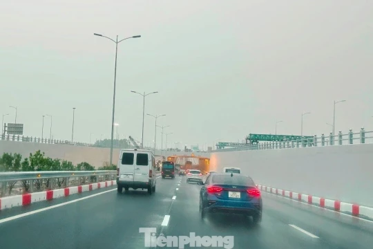 Hình ảnh xe qua nút giao ngầm trên cao tốc Cầu Giẽ - Ninh Bình vừa vận hành