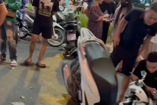 Hà Nội: Nguyên nhân bất ngờ vụ xe máy sụt 'hố tử thần' trên đường Trường Chinh