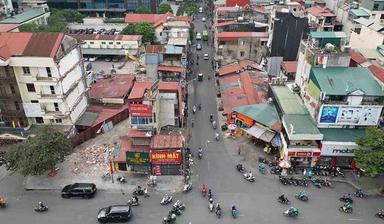 Dự án mở rộng tuyến đường ùn tắc bậc nhất Hà Nội vỡ tiến độ