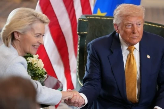 Giá vàng lao dốc vì thỏa thuận giữa ông Trump và châu Âu
