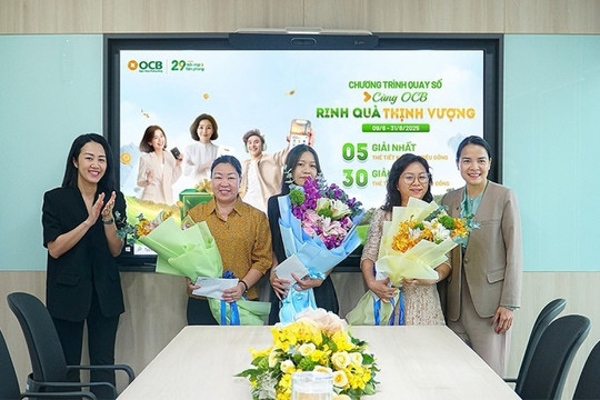 Những khách hàng may mắn đầu tiên nhận giải thưởng từ OCB