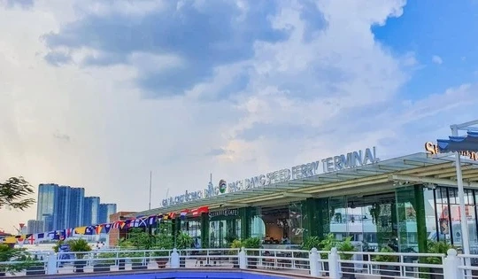 Phá dỡ Cầu cảng số 2 để thi công cầu đi bộ qua sông Sài Gòn