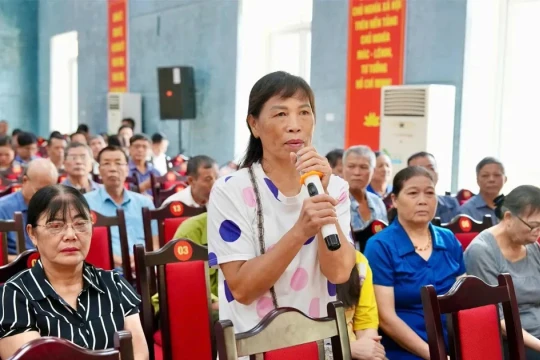Hồ sơ xin cấp 'sổ đỏ' qua 3 đời chủ tịch phường chưa xong, chính quyền 2 cấp cam kết sẽ 'có' trong tháng 8