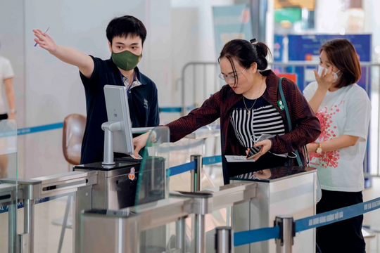 Bộ Công an hướng dẫn sử dụng VNeID giúp rút ngắn thủ tục bay