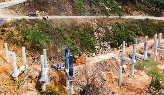 Dự án ‘lên đời’ tuyến quốc lộ 1.400 tỷ băng qua con đèo hiểm trở gặp khó