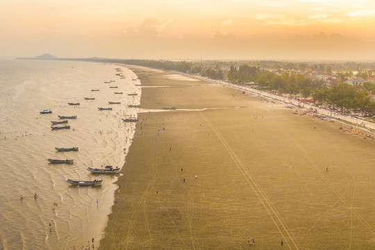 Bãi biển giữ kỷ lục dài nhất Việt Nam trải dài hơn 17km, nằm gần biên giới Việt - Trung