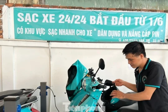 Nở rộ trạm sạc xe điện trong quán cà phê: Chuyên gia nói gì?