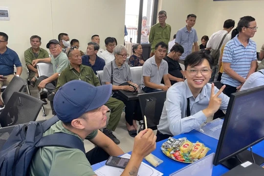 Người dân Hà Nội bất ngờ khi được mời cafe, bánh ngọt khi làm thủ tục hành chính