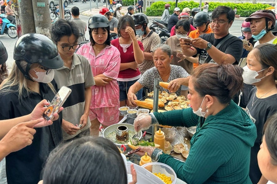 Bánh mì xốt gạch cua 'gây sốt' ở TP.HCM: Món lạ khiến khách chen chân nhau xếp hàng cả tiếng để mua