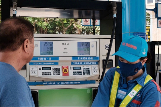 Xăng E10 ngày đầu mở bán: Cửa hàng tiêu thụ gần 1.000 lít trong một buổi