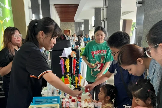 'Chất lừ' quà lưu niệm từ vỏ chai tái chế