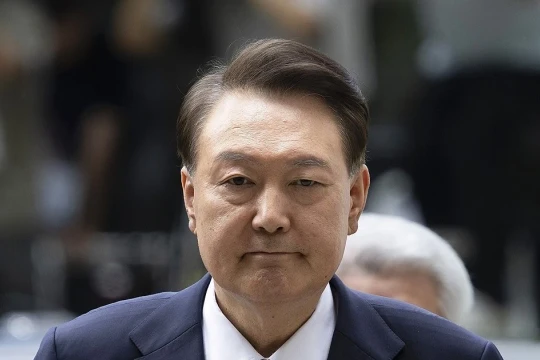 Cựu Tổng thống Hàn Quốc Yoon Suk Yeol nằm ra sàn phòng giam, không tuân thủ lệnh triệu tập thẩm vấn
