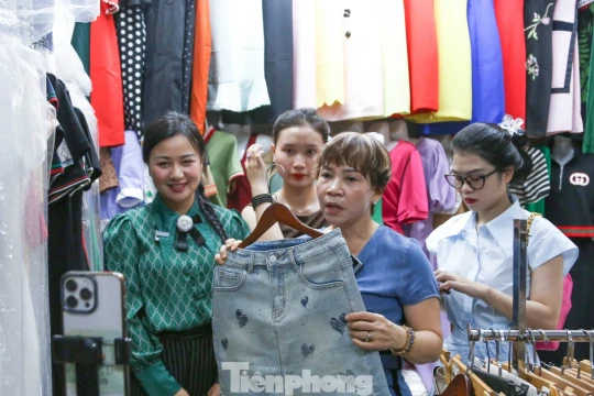 Vài thao tác chốt đơn trên mạng bằng cả ngày bán hàng ở chợ