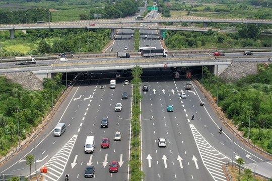Cục CSGT đề xuất cấm xe tải làm điều này trên cao tốc