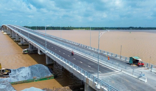 Vừa thông xe 3 ngày, cây cầu vượt sông Hậu nối thông ĐBSCL với TP. HCM bất ngờ tạm dừng lưu thông