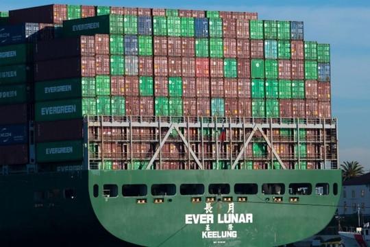 Biển động dữ dội khiến con tàu khổng lồ chao nghiêng, 50 container hàng hóa đổ sập, một cảng biển tê liệt phải đóng cửa khẩn cấp